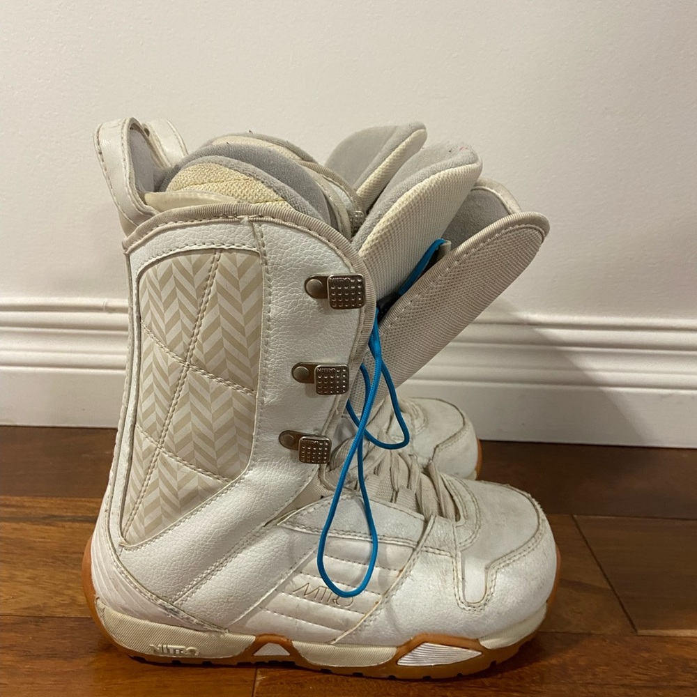 Snowboarding boots